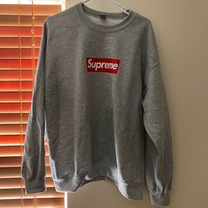 SUPREME crewneck sweatshirt